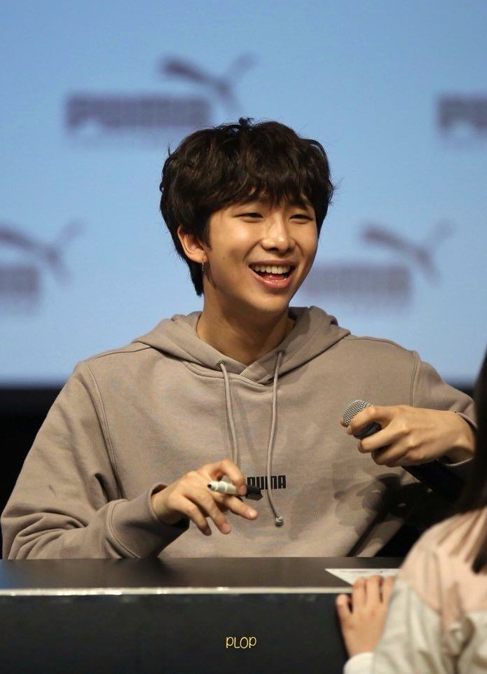 artfoRKIVE's tweet image. This puma fansign joon is so dear to me, his baby perm, the casual hoodie, HE LOOKS SO CUTE AND HUGGABLE