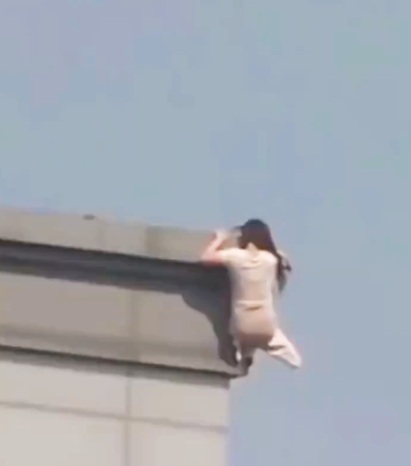 gbbbsjp's tweet image. 【中国】ビル屋上で飛び降り自殺を図る女性、寸前で救出 - re-file.com/45/4099/