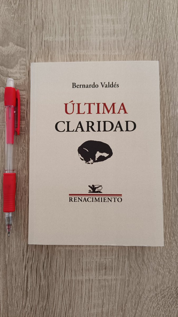 Por mucho que la noche nos seduzca 
y caigamos de bruces en su reino,
siempre queda entornada alguna puerta 
por la que al fin acaba amaneciendo.

Última claridad, Bernardo Valdés.

Lecturas de verano.