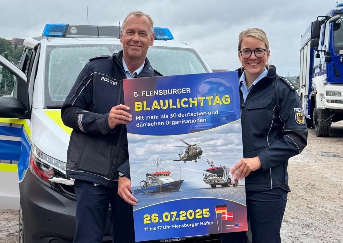 Am Samstag von 11-17 Uhr ist der 5. Flensburger #Blaulichttag!
Die #BPOL ist mit einem Kontroll- und Streifenboot sowie spannenden Ständen dabei. Um 12 Uhr gibt es an der Hafenspitze zusätzlich eine beeindruckende Einsatz- und Diensthundevorführung.

Kommt vorbei! #Flensburg