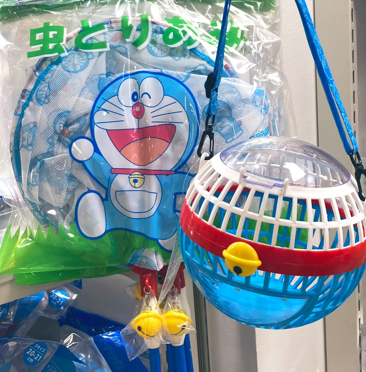 yokohama_hands's tweet image. 新商品情報✨
ドラえもん夏グッズ
7階バラエティコーナーにて販売中です！
ドラえもんカラーが可愛い、虫かごや虫とりあみ 、ビーチサンダル（S、M）
どら焼き型のランチボックスなど
夏のレジャーにピッタリのアイテムを販売中です！☀️