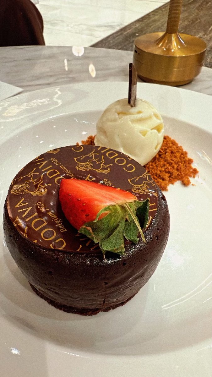 jayalakshmi1908's tweet photo. Godiva, you beauty 🤤 https://t.co/26p3rX0VKI