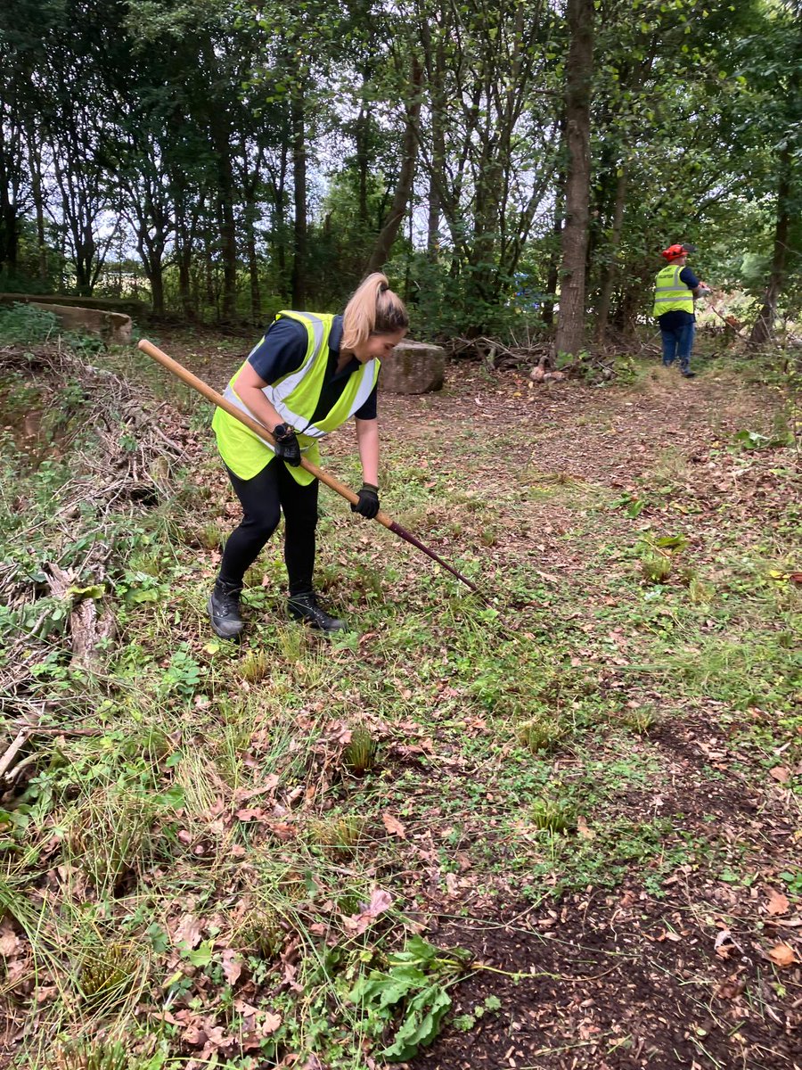 LHCRT1's tweet image. Big thanks to the team of four from @SthStaffsWater who rolled up their sleeves at Darnford Moors Ecology Park on Tuesday!
They tackled hedge trimming, cleared access verges and overhanging branches, and even gave the old lock area a much-needed tidy. 👏