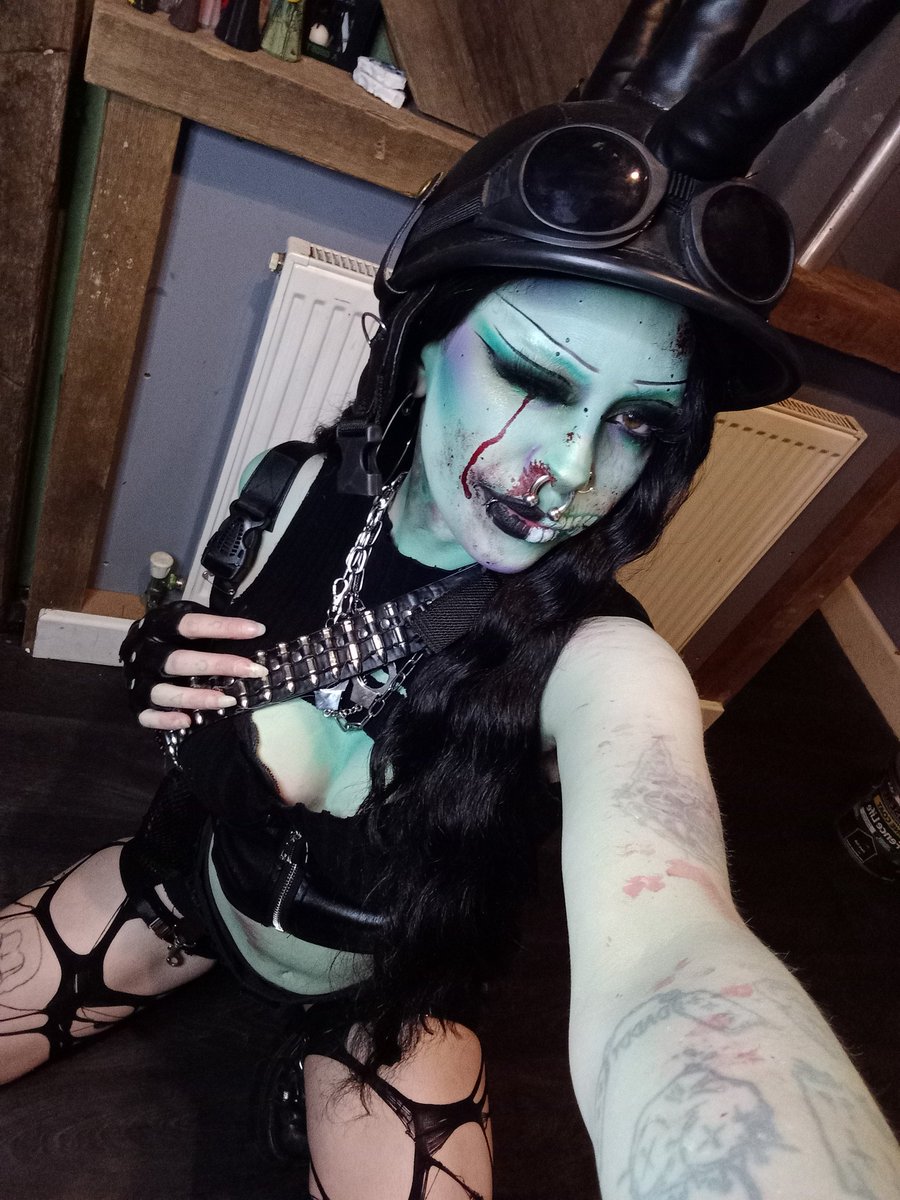 littleg0thslutt's tweet photo. Your favourite zombimbo is here to steal your wallet.... I mean eat your brains 🧟‍♀️🥴 https://t.co/LRAkWZlQNj