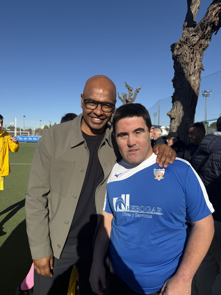 José Antonio 🍺⚽️🇪🇸 (@perifollogarcia) on Twitter photo Lo fácil que es hacer feliz a una persona. Por muy futbolista famoso que seas no cuesta nada tener estos detalles.
Que feliz se fue <a href="/MarcosSenna19/">Marcos Senna</a> después de hacerse la foto.
Que detallazo de mi Matador Roberto , que humilde es mi crack.
😂😂😂😘😘😍😘🙌🏻💪🏻 Lo fácil que es hacer feliz a una persona. Por muy futbolista famoso que seas no cuesta nada tener estos detalles.
Que feliz se fue <a href="/MarcosSenna19/">Marcos Senna</a> después de hacerse la foto.
Que detallazo de mi Matador Roberto , que humilde es mi crack.
😂😂😂😘😘😍😘🙌🏻💪🏻