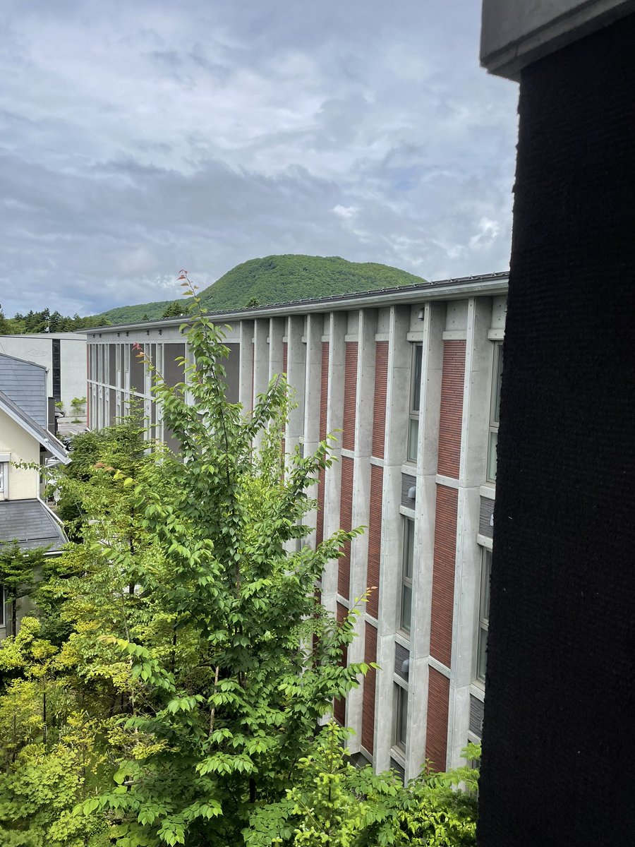 今日の軽井沢は最高気温29度です☺️
雨の降りそうな少し怪しげなお天気です☔️
ホテルでは傘のお貸出も行っておりますので、お気軽にお声掛けくださいませ☂️
皆様のお越しをお待ちしております✨️
 #ホテル
 #軽井沢
 #旧軽井沢
 #傘
 #雨