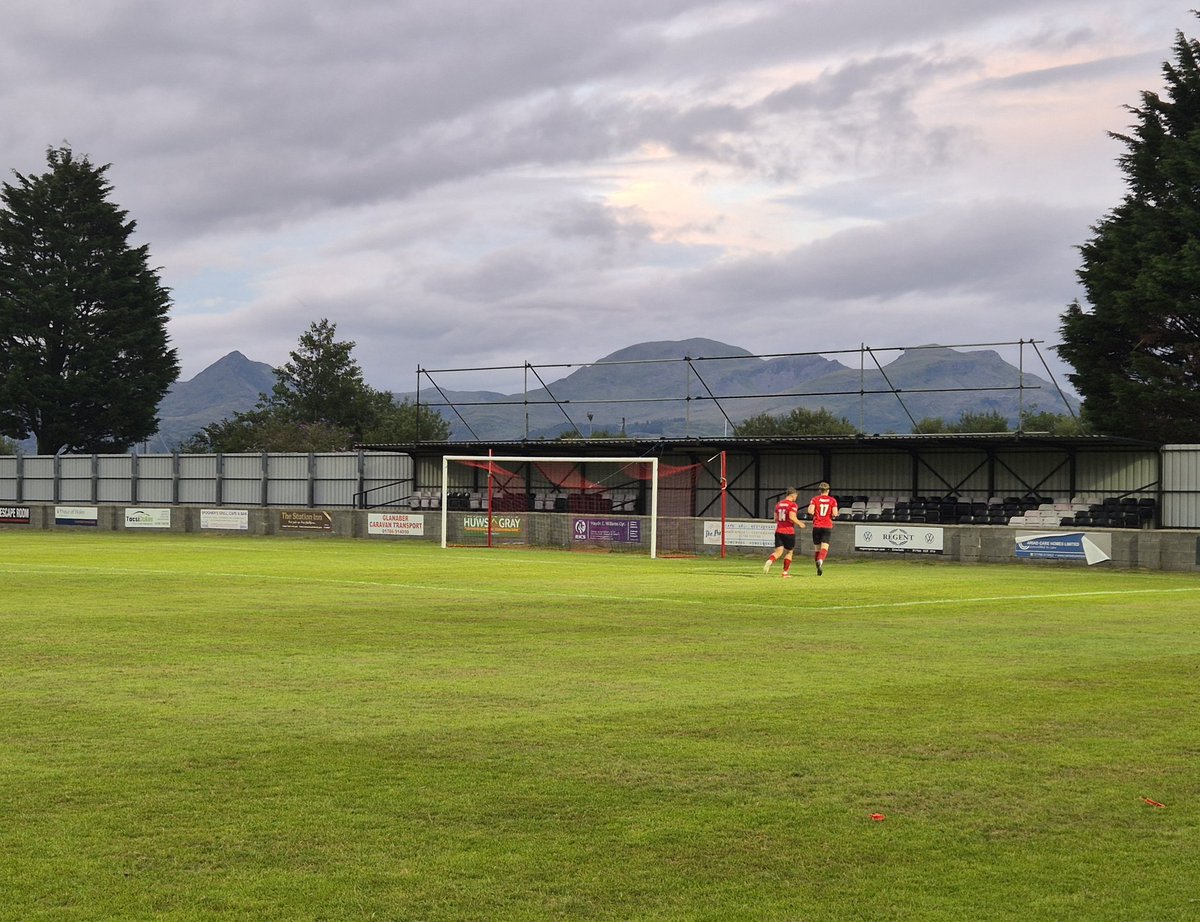 Oiiimush's tweet photo. An enjoyable visit to @CPDPorthmadogFC - a welcoming club &amp; an interesting little ground with a stunning backdrop 👌🏻 fantastic clubhouse &amp; some nice merchandise on offer (I couldn't resist a bobble hat!)

Good luck this season 🔴⚫ #groundhopping #futbology https://t.co/SyMjDsANpX