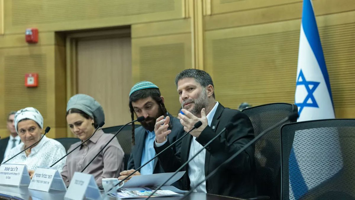 Rencana baru di Gaza sedang didiskusikan di Knesset, beberapa poin di antaranya:
- 1.2 juta warga Yahudi akan pindah ke Gaza.
- Semua orang Palestina akan diusir.
- 300 ribu rumah akan dibangun.
- Pusat pertanian, pendidikan, dan teknologi Israel akan didirikan di Gaza.