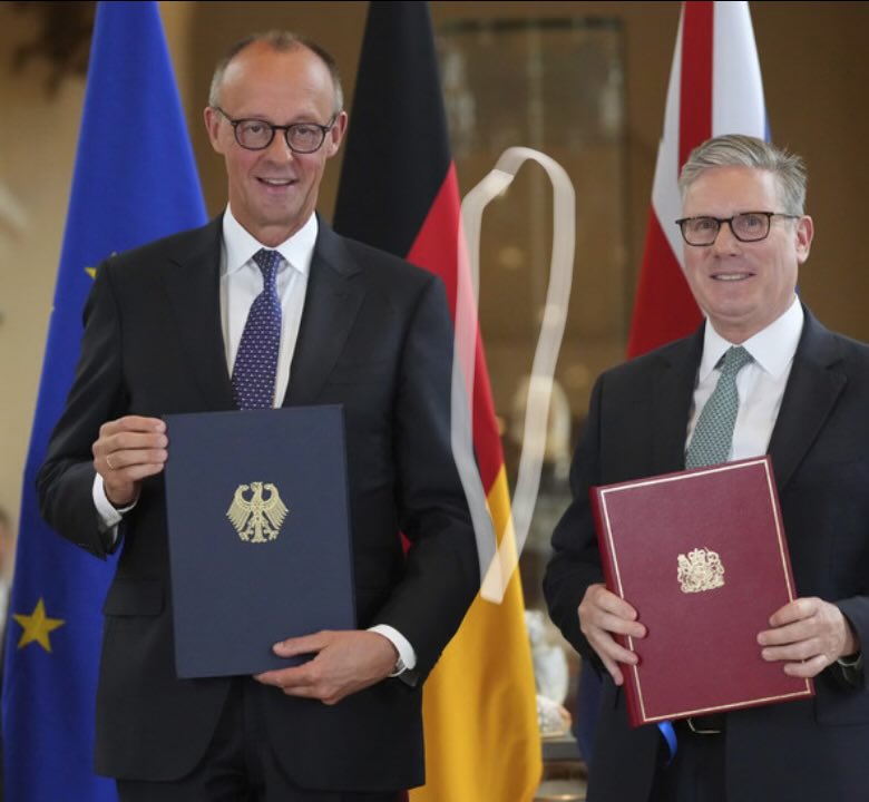 AlternatNews's tweet image. Two bald men fighting over a comb:
The new UK–Germany ‘alliance’ (Kensington agreement).
The new Anglo-German treaty is just the latest act in this tragicomic performance. It makes no military sense, no diplomatic sense, and no strategic sense.
But it makes perfect political…