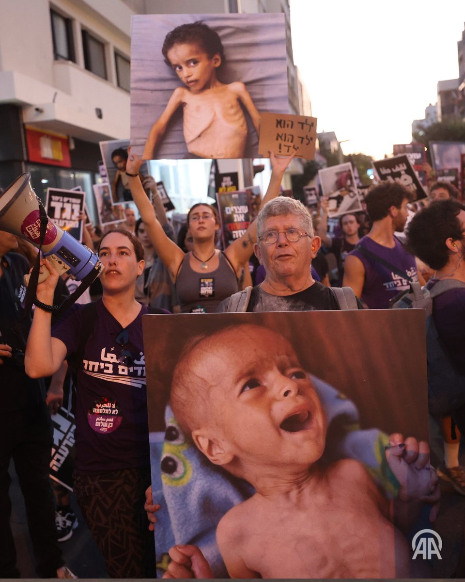 📍 Demonstranti su se okupili kako bi skrenuli pažnju na krizu gladi u Gazi

📌 Uprkos ponovljenim međunarodnim upozorenjima, Izrael drži prelaze u Gazi zatvorenima od 2. marta, blokirajući ulaz hrane, lijekova i drugih humanitarnih potrepština

📸 Saeed Qaq/AA