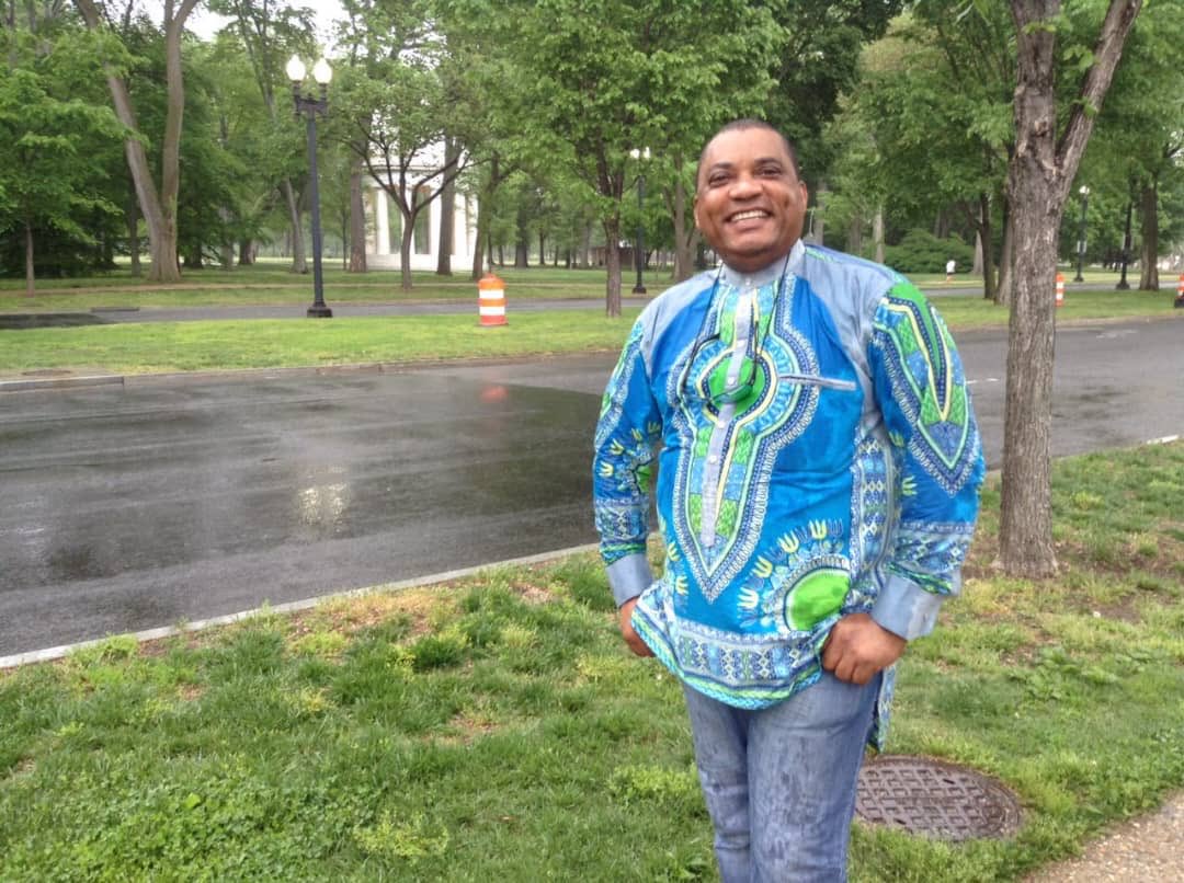 « Mon fils, peu importe les erreurs de ton enfant, ne l’humilie jamais en public, devant les étrangers, surtout, en présence de ses amis.
Il va, peut-être, te pardonner, mais il ne va pas oublier.
Préserve son image, sa dignité et ton image de bon père. »
Paroles de mon père.