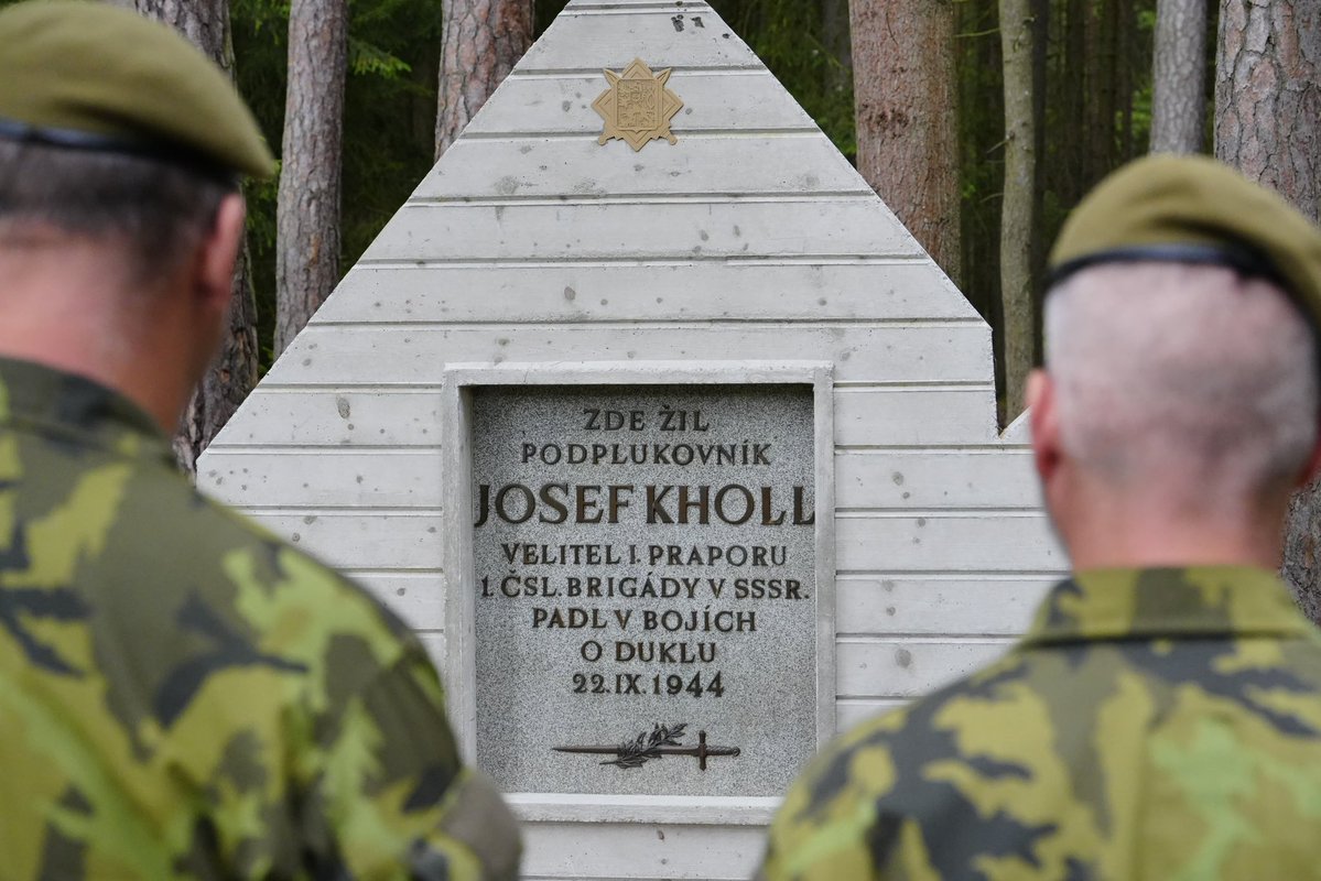 PPeckova's tweet image. Při příležitosti 111. výročí od narození válečného hrdiny gen. Josefa Kholla jsme včera ve Vysoké u Příbramě uctili jeho památku pietním aktem spojeným s odhalením pomníku na jeho počest.🕊️
Pan Kholl patří k těm nejvýznamnějším důstojníkům československé armády z druhé světové…