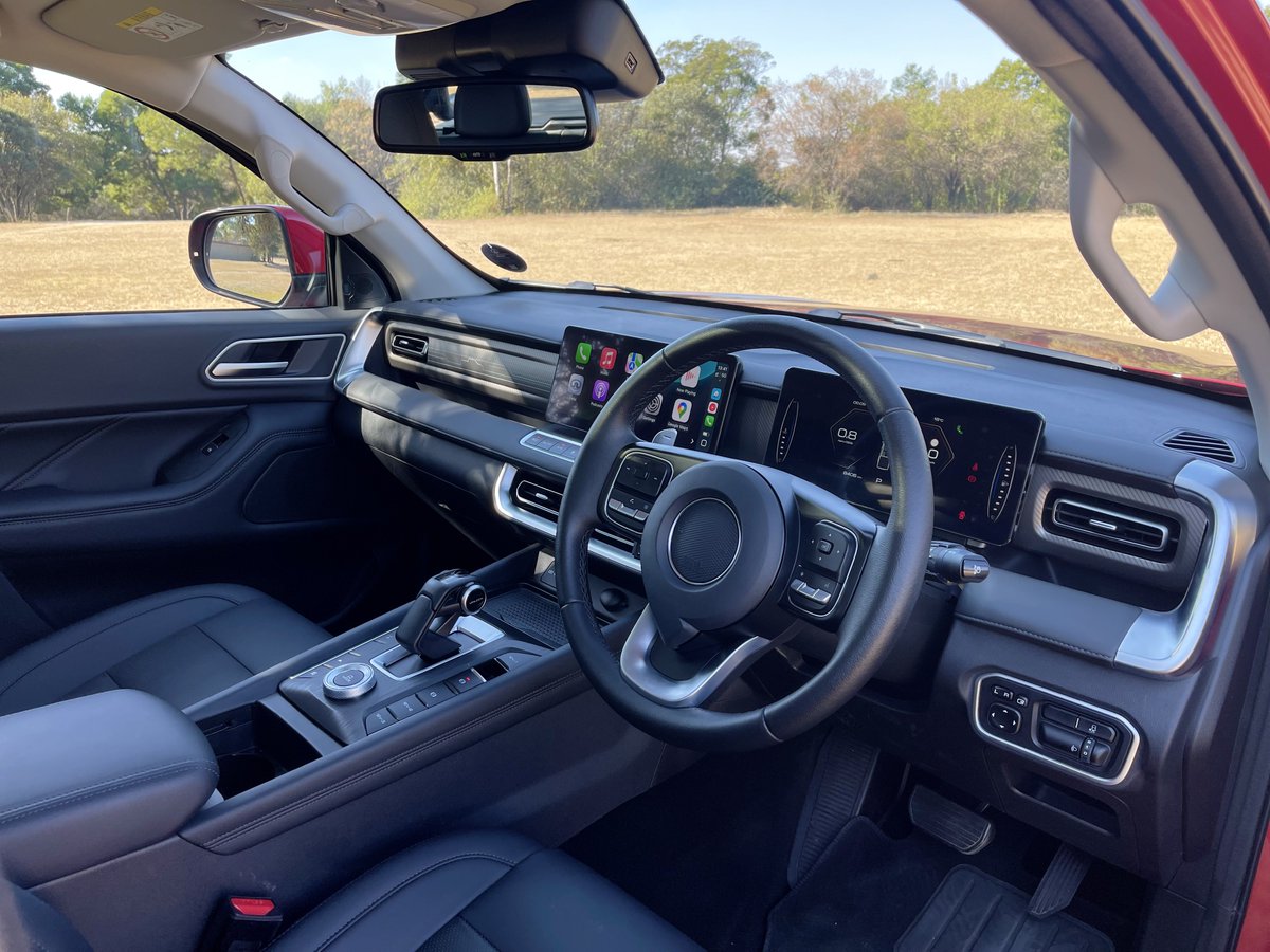 khuleonwheels's tweet image. Joining us this week is the updated P300. Outside, the GWM P300 gets a bunch of exterior cosmetics updates that include a redesigned front grille surrounds finished in a dark grey coating, newly designed 18-inch diamond cut alloy wheels and a…
#GWMSA #GWMP300 #BringItOn