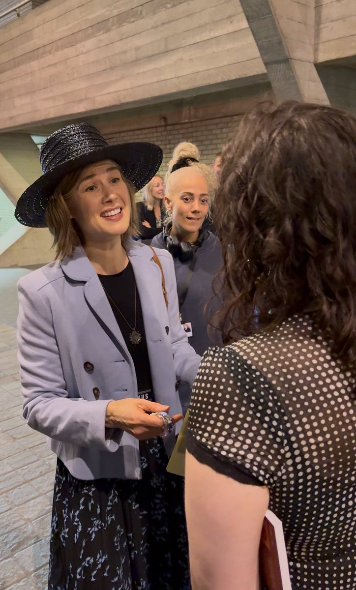 btw i gave rosamund a siuanraine bracelet yesterday and this was her reaction.. lesbians we won🥹