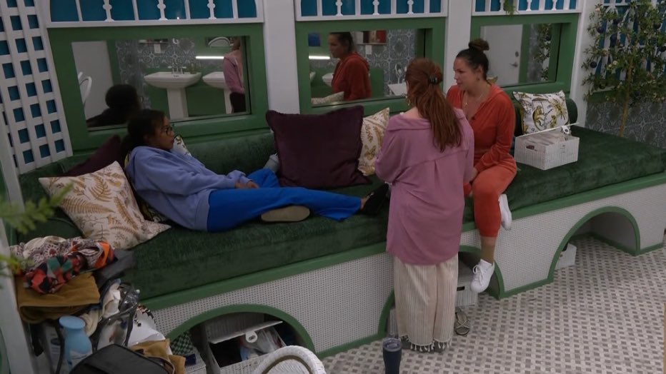 TheBigBroTea's tweet image. Ashley: Did you just fart?
Amy: No.
Ashley says she knows it’s her because it smells like a slop fart. She says not to worry, because Mickey’s farts are worse. #bb27