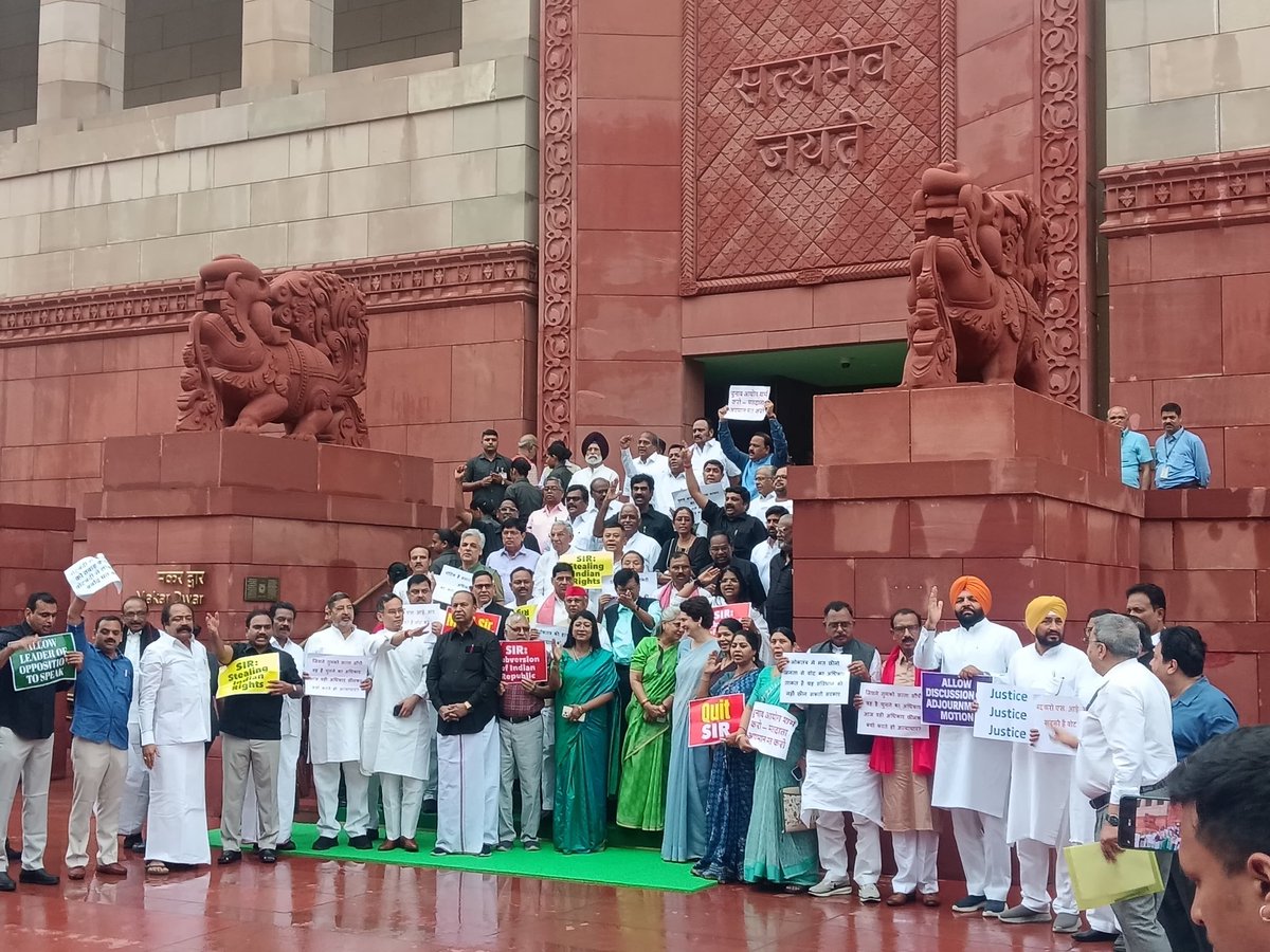 NeerajDangiINC's tweet image. लोकसभा में नेता प्रतिपक्ष श्री @RahulGandhi जी के साथ INDIA गठबंधन के सांसदों ने मकर द्वार, संसद भवन में SIR (Special Intensive Revision) के नाम पर बिहार में हो रही वोट चोरी के खिलाफ विरोध प्रदर्शन किया।
@kharge @kcvenugopalmp @INCIndia @INCRajasthan