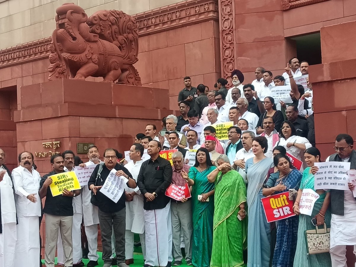 NeerajDangiINC's tweet image. लोकसभा में नेता प्रतिपक्ष श्री @RahulGandhi जी के साथ INDIA गठबंधन के सांसदों ने मकर द्वार, संसद भवन में SIR (Special Intensive Revision) के नाम पर बिहार में हो रही वोट चोरी के खिलाफ विरोध प्रदर्शन किया।
@kharge @kcvenugopalmp @INCIndia @INCRajasthan
