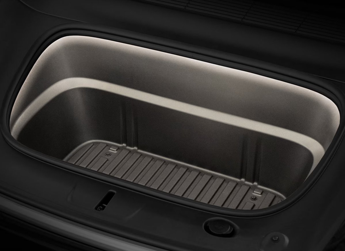 BastianBraun121's tweet image. 🚨 NEWS: Tesla's new $100 LED light strip for Model Y & Model 3 frunk in US/CA! Easy install, vehicle-powered, IP67 waterproof. Fits all model years!