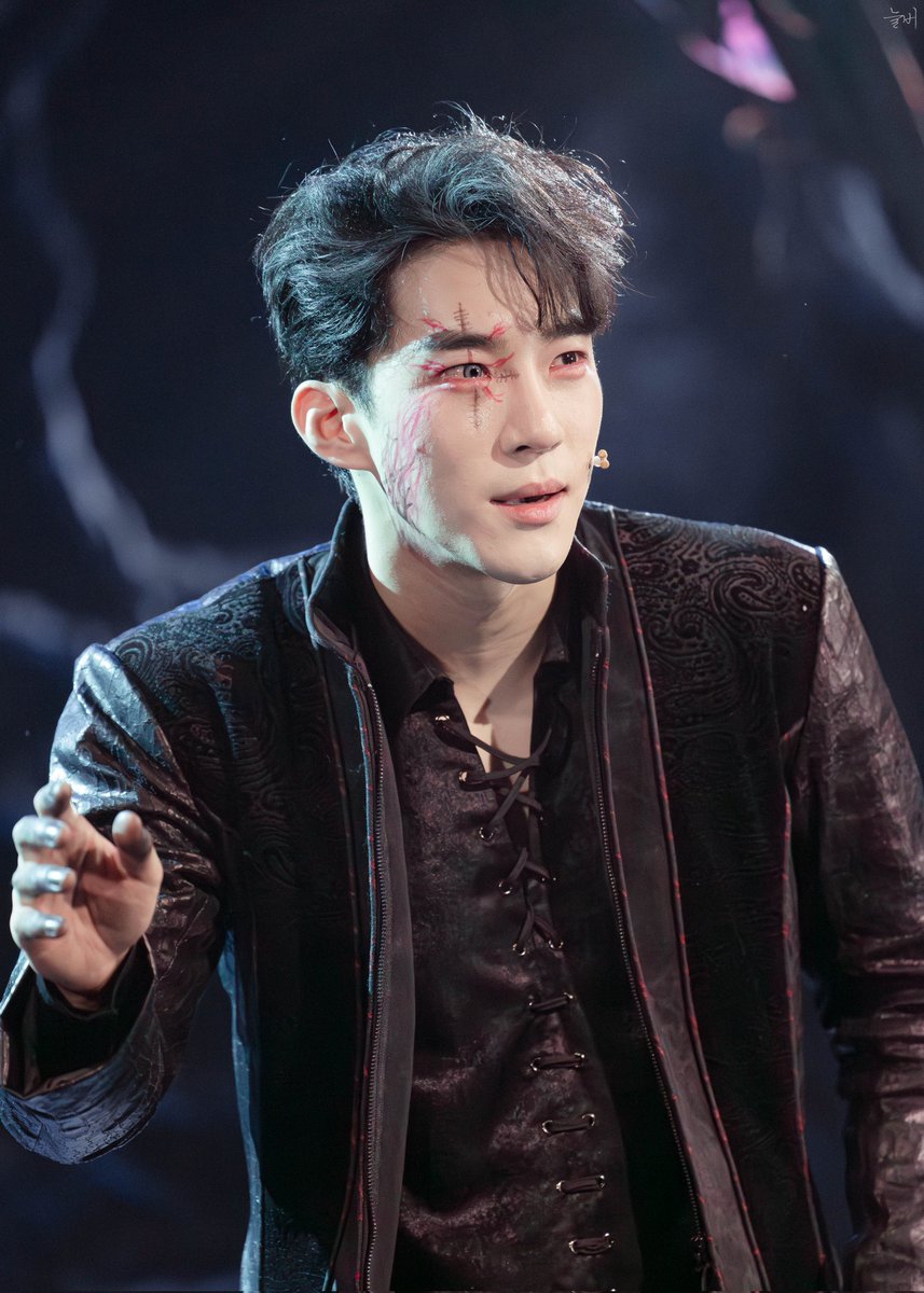 neulbone_Pic's tweet photo. 250710 더 크리처 
스페셜 커튼콜 <괴물의 이야기>  

괴물 - 조환지

난 웃으며 다가갔는데
#더크리처 #괴물 #조환지 https://t.co/dJQdo9TsST