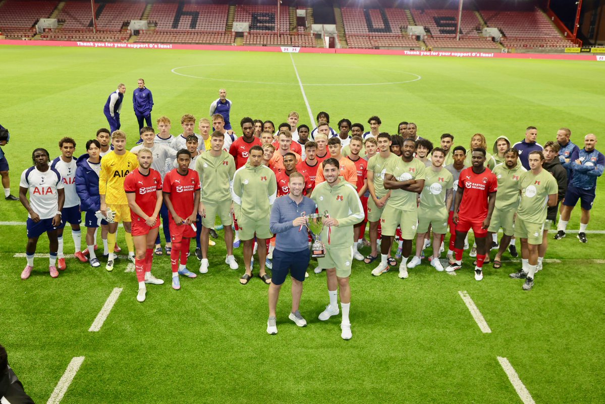 JE3Foundation's tweet image. The Fifth #JE3Trophy finishes @leytonorientfc 3-1 @spursofficial U21.
CEO @charliedinburgh presented the trophy after the match.
Thank you to both clubs and supporters for the continued support of @je3foundation and our vital work.
👼🏼❤️ #JustinsLaw #ForTheMemories