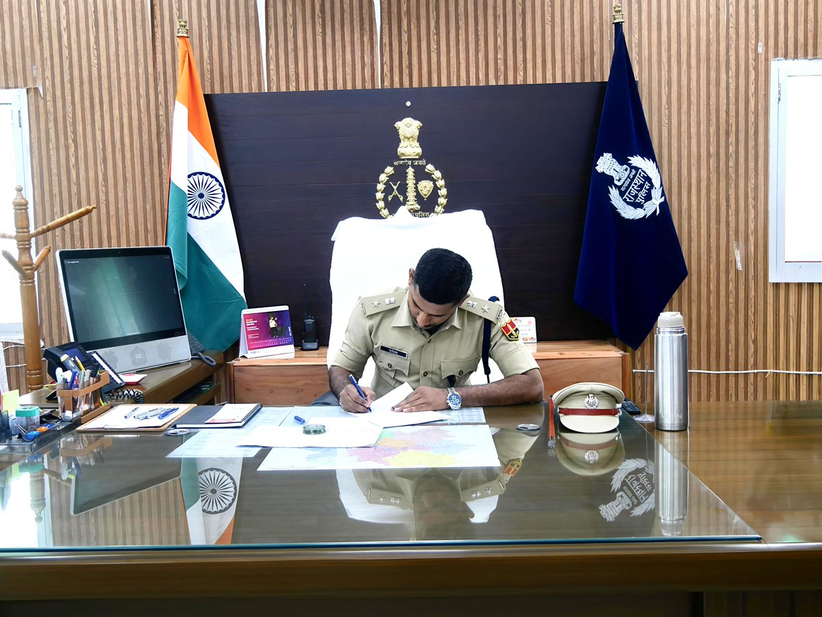 BalotraPolice's tweet photo. #Balotra: नवपदस्थापित पुलिस अधीक्षक श्री रमेश, आईपीएस ने आज जिला बालोतरा में पदभार ग्रहण किया।

पुलिस अधीक्षक कार्यालय की शाखाओं का निरीक्षण कर आवश्यक दिशा-निर्देश दिए।

@PoliceRajasthan
@Igp_Jodhpur

#BalotraPolice #BalotraNews #Joining #PoliceLeadership #IPSOfficer #NewPosting https://t.co/7nQ9pYKoIt