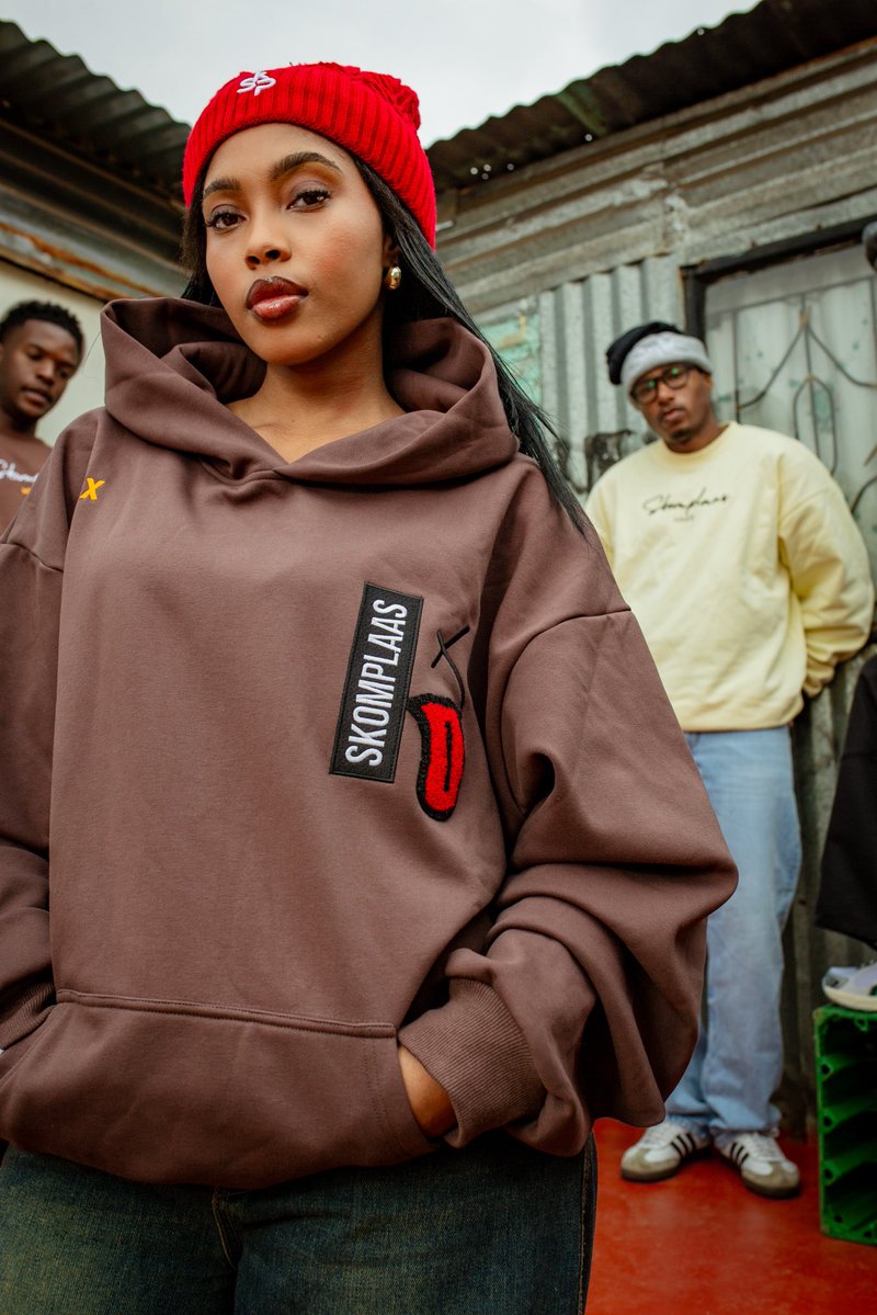 Skomplaas_SKP's tweet image. Ping Ping Ping! NEW COLLECTION ALERT βΌοΈ
Built with Culture, worn with Pride. Where Kasi meets the City.
SKOMPLAAS OVERSIZED AUTHENTIC SWEATERS & HOODIES, Ready for pre-order NOW (link in bio)