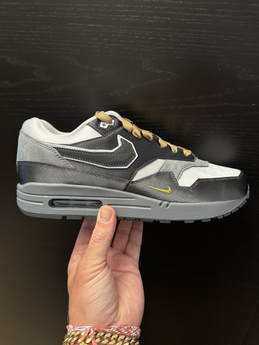 CrypJoto's tweet photo. Licensed to be fukin legit 💥 
These golden eyes low polly @dotSWOOSH big tongue airmax1’s are straight 🔥
Adding to the low polly full collection 🫡 
@tstylezswoosh #dotswoosh #sneakercollector #goldeneye #JamesBond #airmax https://t.co/5ynBlPczsB