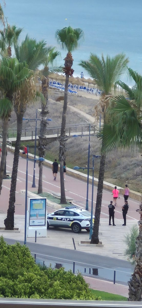 OscSanVal's tweet photo. @ajuntpeniscola Policia municipal esperando toda la mañana para sancionar a patinetes, pero ni se les ve por la noche para echar los puestos de venta ilegal por el paseo. Año tras año igual. Lamentable https://t.co/7e3HpWfAqv