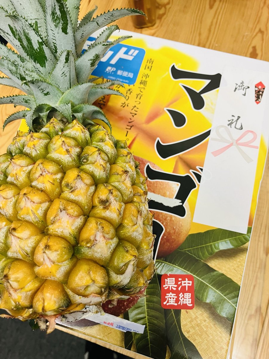 Hon_no_Zasshi's tweet image. ここここ、今度は定期購読者からマンゴーとパイナップルが届きました。うううう、ありがとうございます。こんなにいただきものが届くなんて涙 もしかすると小社は物々交換だと思われてるのかしら。