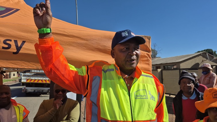 SABCNews's tweet image. Patriotic Alliance (PA) leader Gayton McKenzie has suspended his deputy, Kenny Kunene, from his role as Johannesburg’s MMC for Transport and from party political activities for one month. tinyurl.com/5j32a62b