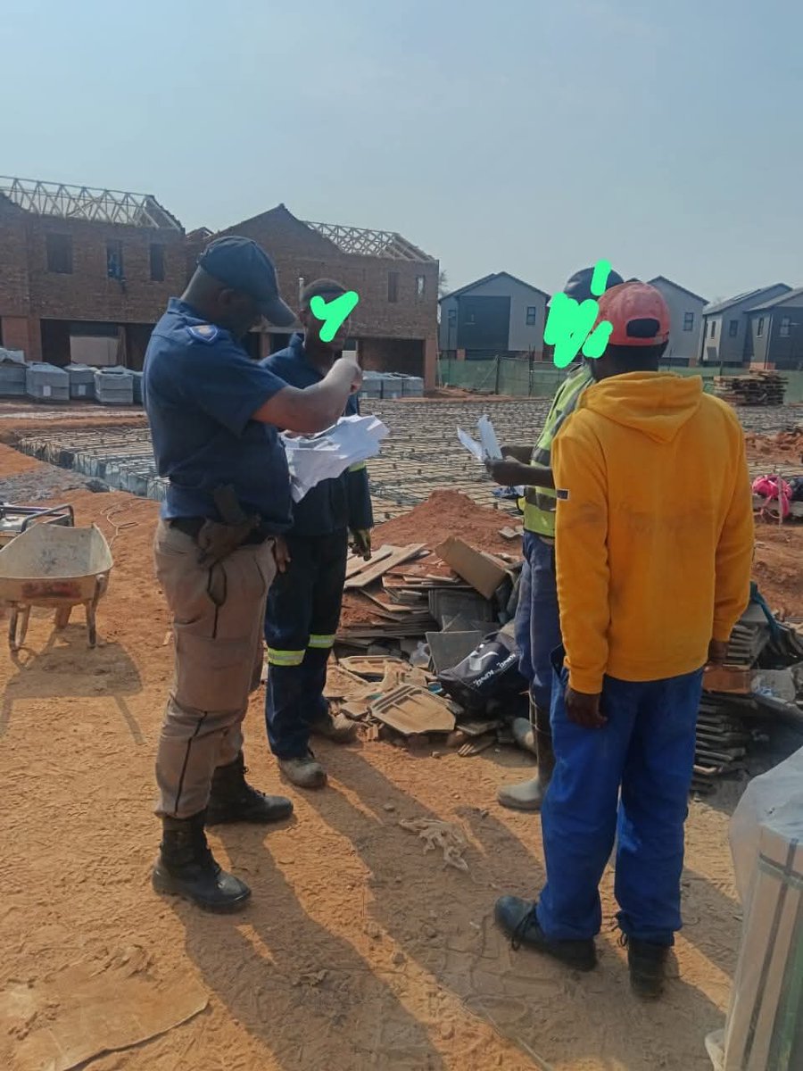 nasiphim's tweet image. In a joint operation yesterday in Equestria, 32 illegal immigrants were arrested. Some of these people were arrested on site working for South Africans. There are businesses who put profits above our laws.
Vuka, Tshwane! This city won't build itself 🇿🇦♥️🇿🇦