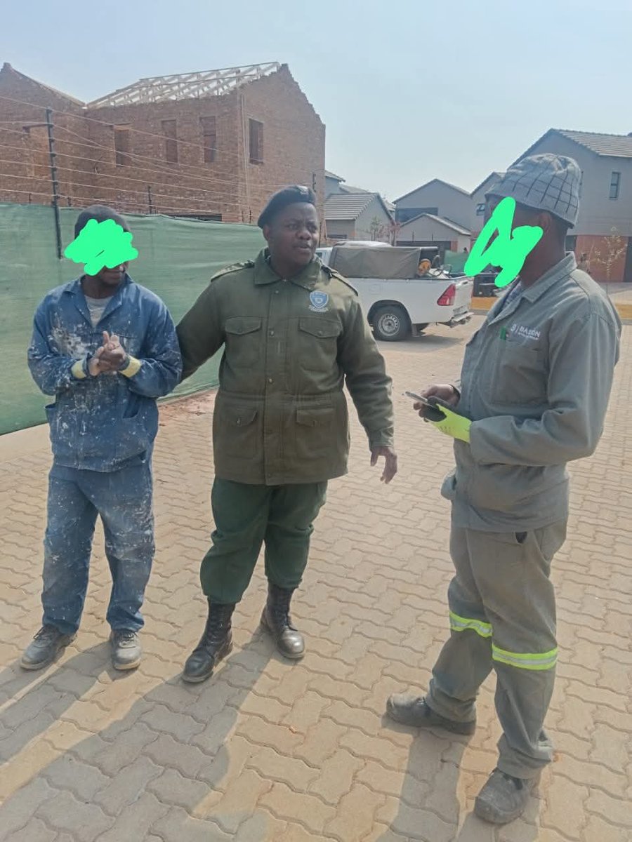 nasiphim's tweet image. In a joint operation yesterday in Equestria, 32 illegal immigrants were arrested. Some of these people were arrested on site working for South Africans. There are businesses who put profits above our laws.
Vuka, Tshwane! This city won't build itself 🇿🇦♥️🇿🇦