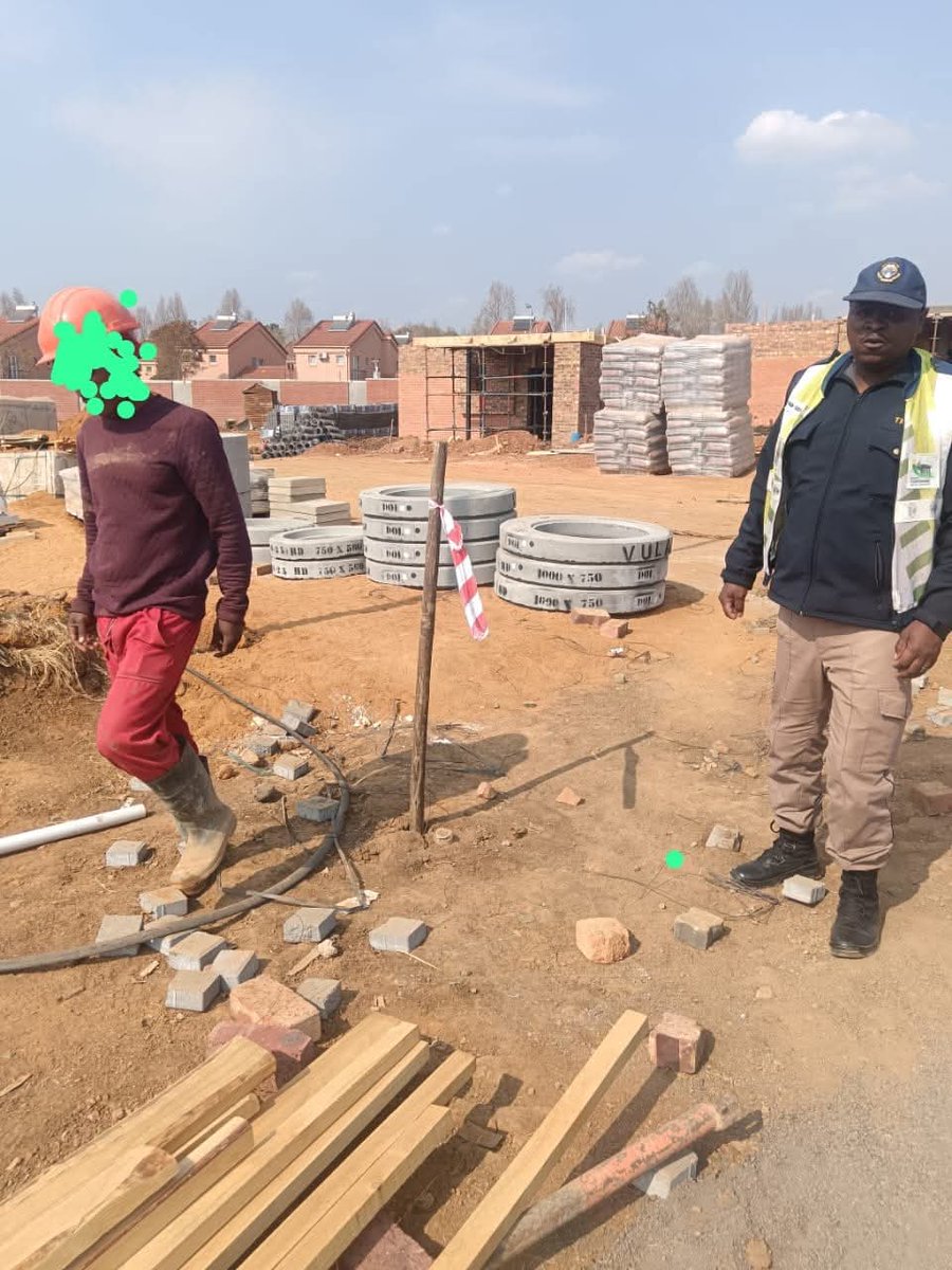 nasiphim's tweet image. In a joint operation yesterday in Equestria, 32 illegal immigrants were arrested. Some of these people were arrested on site working for South Africans. There are businesses who put profits above our laws.
Vuka, Tshwane! This city won't build itself 🇿🇦♥️🇿🇦
