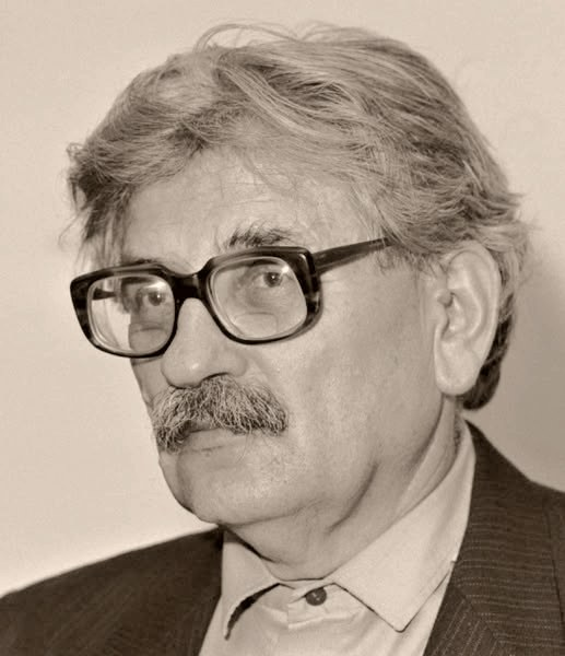 radkajo's tweet image. Před 99 lety 23/7/1926 se nar. spisovatel a publicista Ludvík Vaculík (†2015):
„Život je neustálé zpřesňování definice, čím vším už nebudu.“
„Nárok a právo má člověk na to, co si sám dovede vybudovat, vytvořit. Toto jeho takzvané právo je ohraničené stejným právem jiných.“