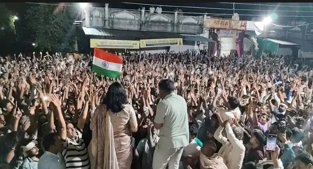Mohan singh Meena (@mohansingh69658) on Twitter photo बारिश रोक पाई, ना भीड़ थमी।
ये कोई नेता नहीं, किसानों का बेटा है —
जो क्रांति की मशाल लेकर निकला है,
बिजली की चमक से नहीं, जनसमर्थन की ताक़त से रौशन है।
यह शुरुआत है बदलाव की, सत्ता अब जनता के हाथ में होगी।
#जनक्रान्ति_यात्रा
<a href="/NareshMeena__/">Naresh Meena</a> बारिश रोक पाई, ना भीड़ थमी।
ये कोई नेता नहीं, किसानों का बेटा है —
जो क्रांति की मशाल लेकर निकला है,
बिजली की चमक से नहीं, जनसमर्थन की ताक़त से रौशन है।
यह शुरुआत है बदलाव की, सत्ता अब जनता के हाथ में होगी।
#जनक्रान्ति_यात्रा
<a href="/NareshMeena__/">Naresh Meena</a>