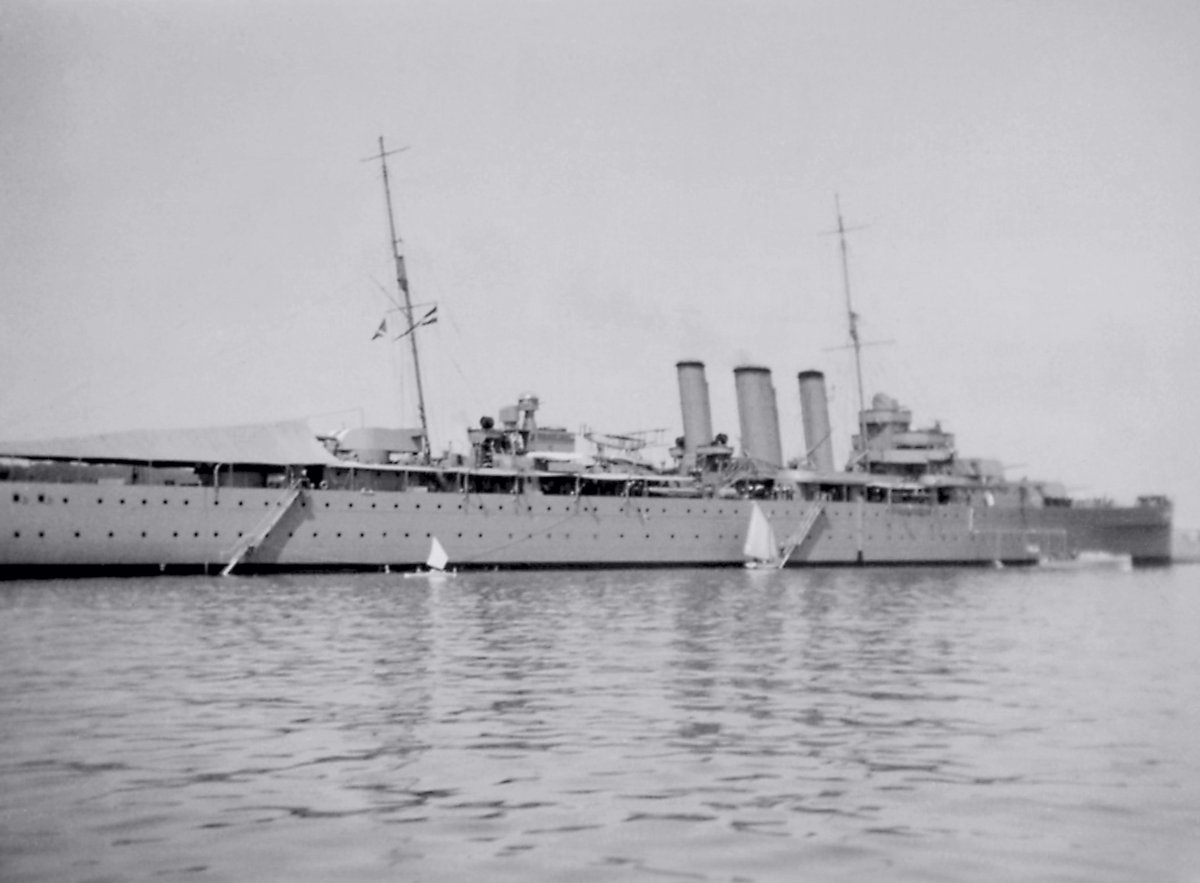 DramaWarship's tweet image. Date: April 1931. Location: The Bay of Kiel, Germany. Event: Flagship of the Royal Navy's 2nd Cruiser Squadron, heavy cruiser Dorsetshire pays a friendly visit to Kiel. Current status: Intact wreck at appr. 01°54′ N, 77°45′ E, depth of ca. 4300 m.