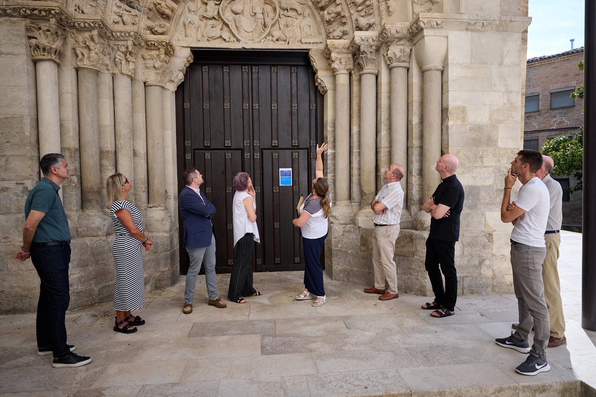 alextoquero's tweet image. Concluida la reforma de la portada de la Iglesia de la Magdalena #Tudela. Una joya del románico que ya luce con todo su esplendor. Un año de obras y una inversión de 400.000 €. Un trabajo entre @AytoTudela , Gobierno #Navarra y Episcopado. Cuidando nuestra historia y patrimonio.