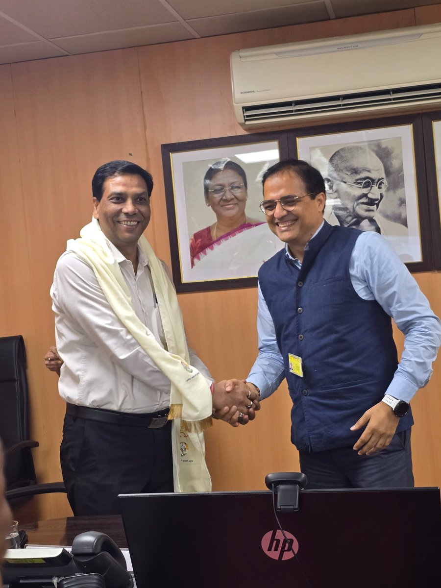 ChetanJain4572's tweet photo. Honoured to welcome ED/RDSO Shri Anil Kumar Verma, to CEL. His visit reinforces our shared commitment to quality, innovation, and technological excellence in railway systems. Grateful for RDSO’s continued support and collaboration
@RDSOLucknow 
@celbharat https://t.co/4wr2iH6rB9