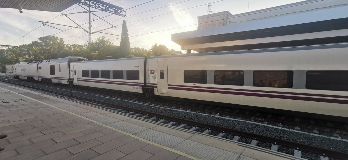 Por un lado esperando en #Cáceres para ir a trabajar en un transporte sostenible y por otro lado @renfe contribuyendo a que usemos los coches. Más de 1h y 40 minutos de retraso y cómo consecuencia llegando tarde a nuestros puestos de trabajo. Salía a las 07.06, salió a las 08.47
