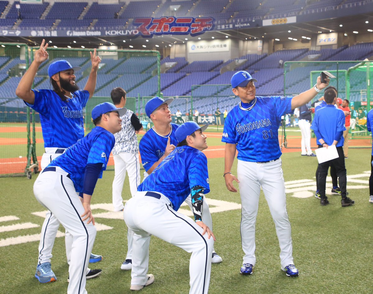 Sponichi_Photo's tweet image. オールスターゲーム＜全パ・全セ①＞DeNAナインの記念撮影をする三浦監督　（撮影・西川祐介）　＃スポニチ　＃オールスター　＃DeNA　＃三浦監督