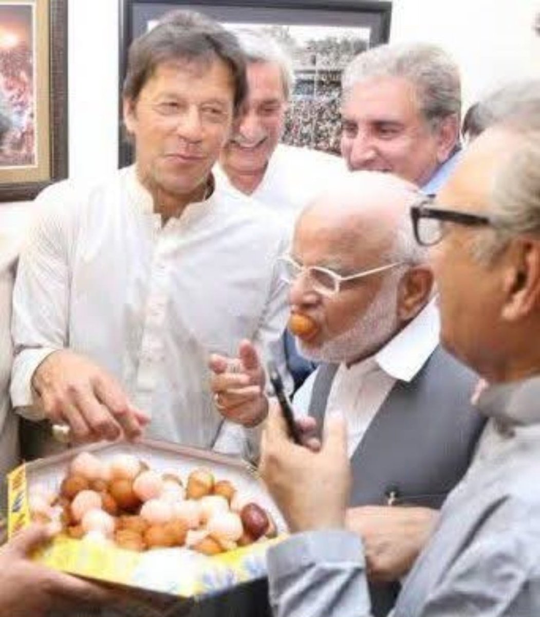 ZafarNaqviZN's tweet image. اس تصویر کو دیکھ کر کچھ یاد آیا؟ تحریک انصاف کو آج سزائیں سیاسی لگ رہی ہیں لیکن اپنے ماضی پر کوئی غور نہیں کرتا، کاش سیاست میں اتنی رواداری پیدا ہو جائے کہ اپنی پچھلی تصویریں یا ویڈیوز دیکھ کر تھوڑی بہت شرم آئے