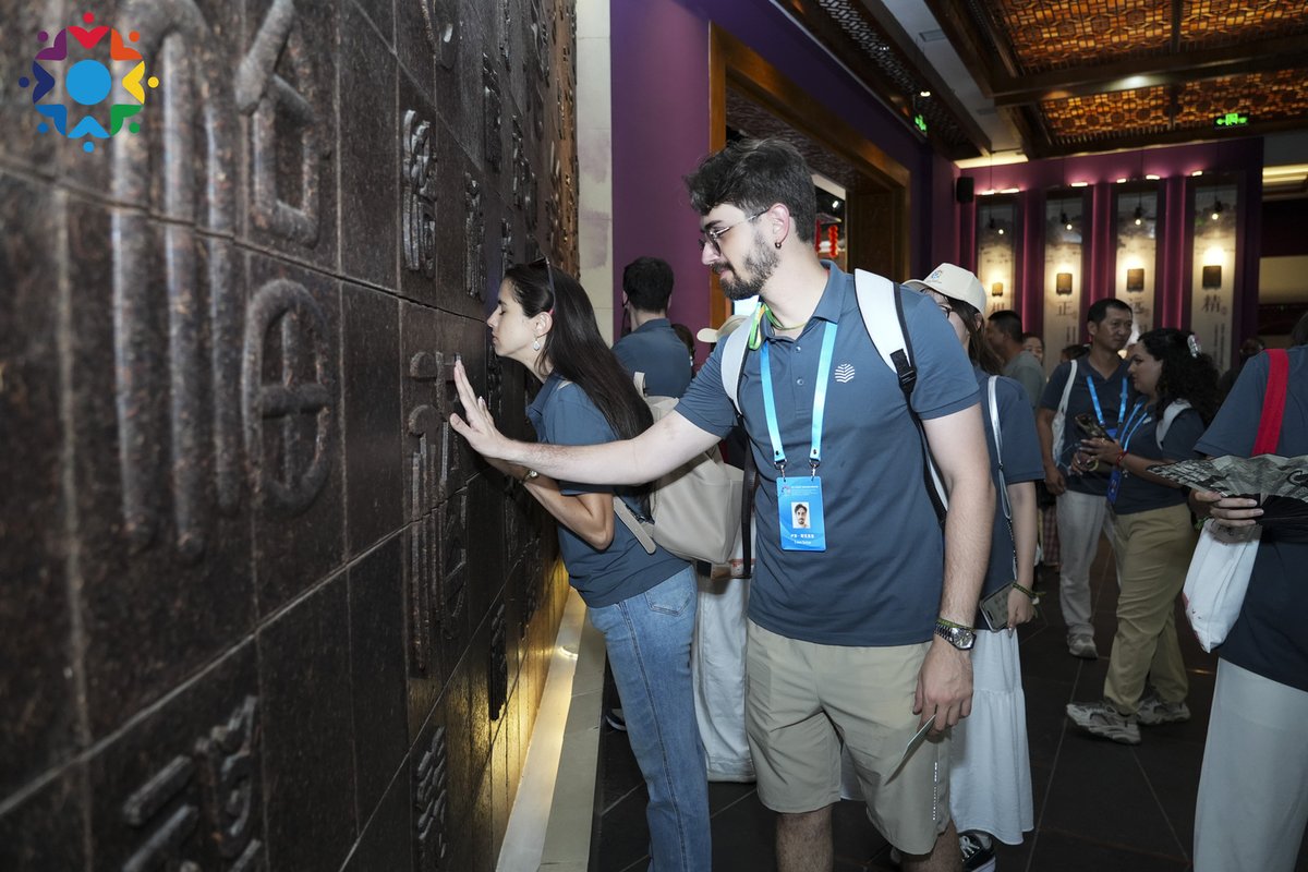 ChinaDaily's tweet image. Through cultural exchange and heartfelt conversations, youth from #China and #LatinAmerica discover common ground and lasting friendships. #CulturalJourney #GenZ bit.ly/3J01NUM