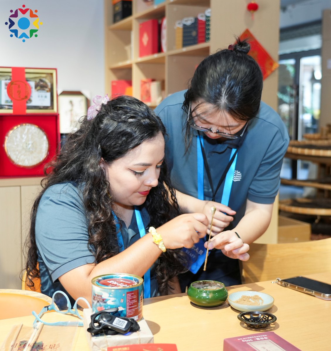 ChinaDaily's tweet image. Through cultural exchange and heartfelt conversations, youth from #China and #LatinAmerica discover common ground and lasting friendships. #CulturalJourney #GenZ bit.ly/3J01NUM