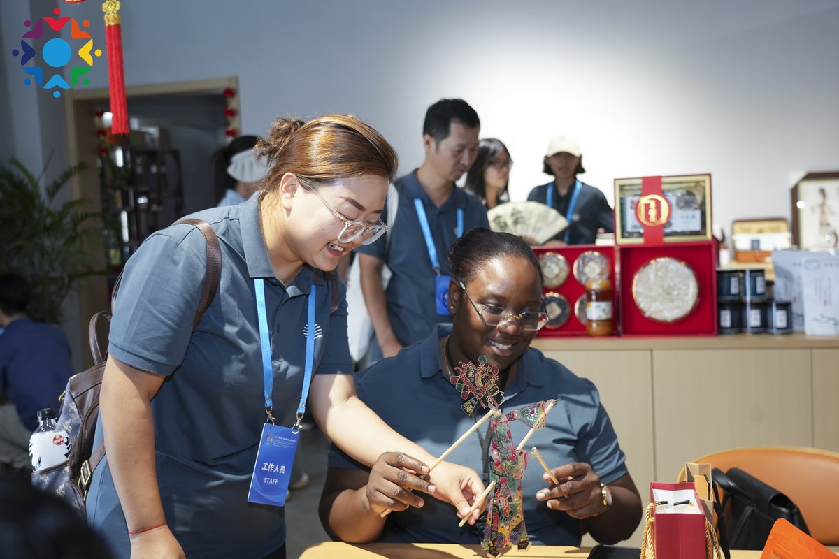ChinaDaily's tweet image. Through cultural exchange and heartfelt conversations, youth from #China and #LatinAmerica discover common ground and lasting friendships. #CulturalJourney #GenZ bit.ly/3J01NUM