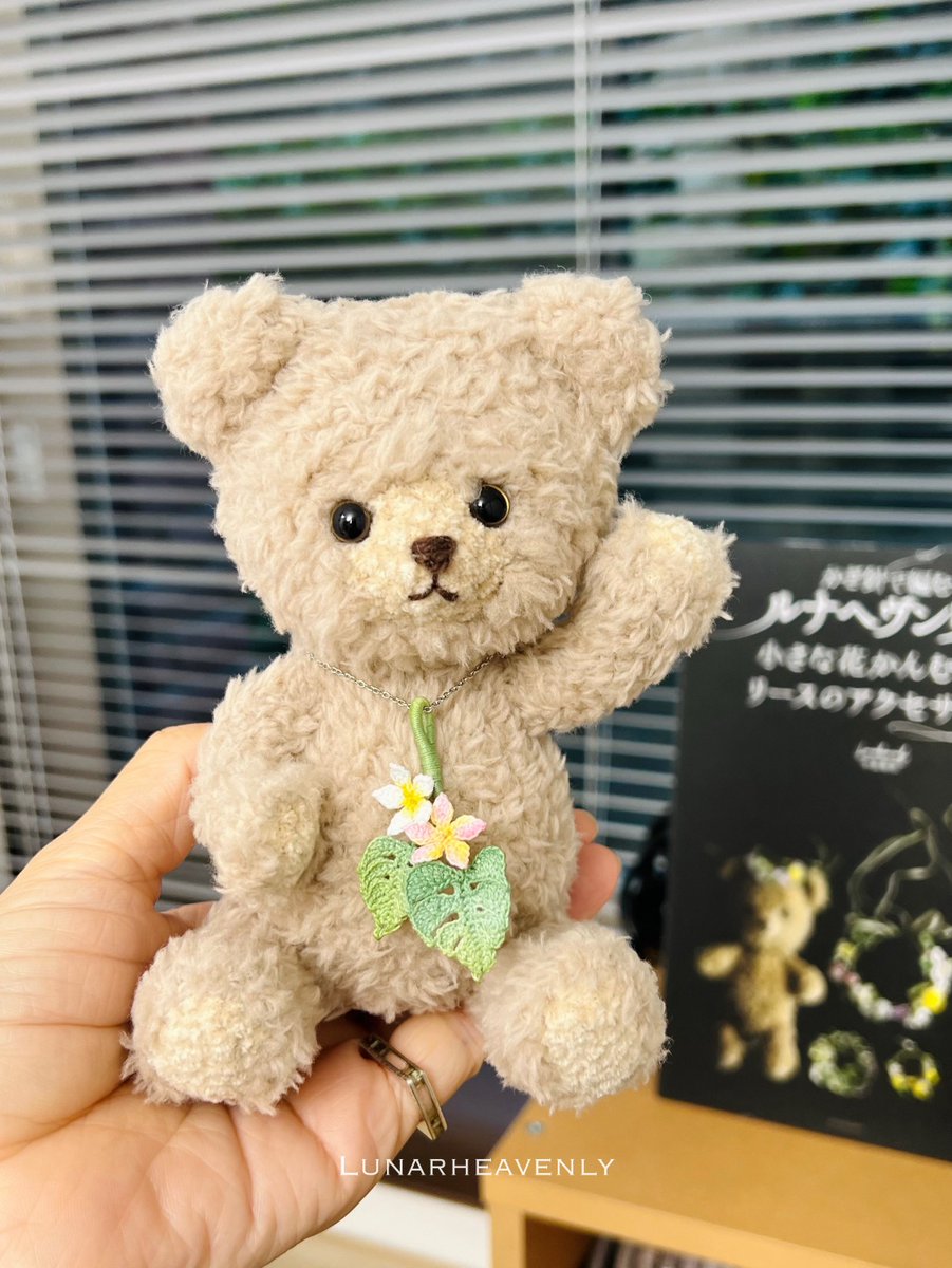 Lunar_h's tweet image. #ヴォーグ学園オンラインレッスン
今日もありがとうございました！

モンステラとプルメリアのネックレス、染めと組み立ての回でした。
さっそくルルにつけてもらいました🌺
夏のお出かけに、ぜひたくさん使ってください✨

#編んで染めるレース編み #ルナヘヴンリィ