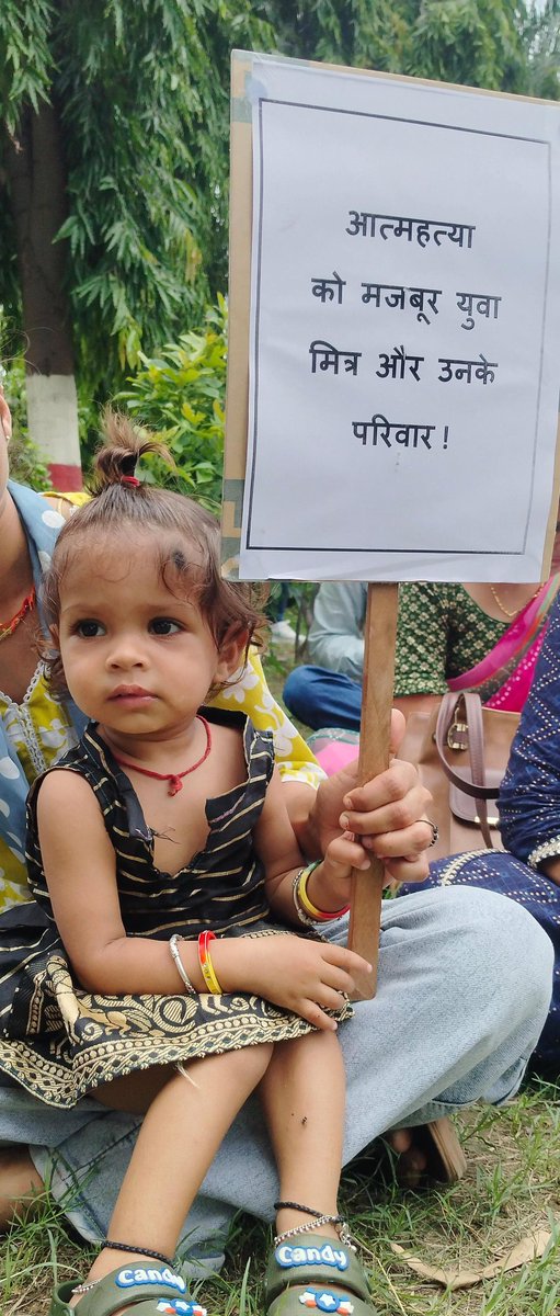 VikramV05443190's tweet photo. नौकरी बहाली को लेकर आज वागड़ व मेवाड़ के #युवा_मित्रों ने 3 किलोमीटर तक पैदल मार्च कर उदयपुर संभाग मुख्यालय पर किया #हल्ला_��ोल_प्रदर्शन!
और सरकारको चेताया कि अगर जल्द युवामित्रों की मांग पर नही किया विचार तो जयपुर #CM_आवास का घेराव करेंगे @BhajanlalBjp
#युवा_मित्रों_को_बहाल_करो i https://t.co/E391a0T6qg