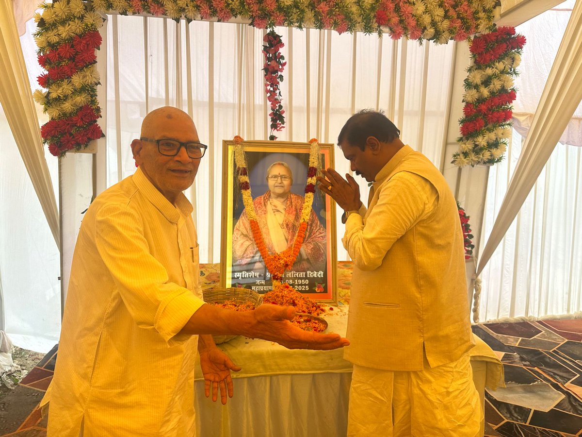 MenonArvindBJP's tweet photo. जौनपुर के निजामुद्दीनपुर गाँव में भाजपा के वरिष्ठ नेता व पूर्व संगठन मंत्री श्री जगत नारायण दूबे जी की धर्मपत्नी जी की निधन की दुखद सूचना पाकर उनके पैतृक आवास पर पहुंचकर श्रद्धा सुमन अर्पित किया। https://t.co/VSTSI2CBqB