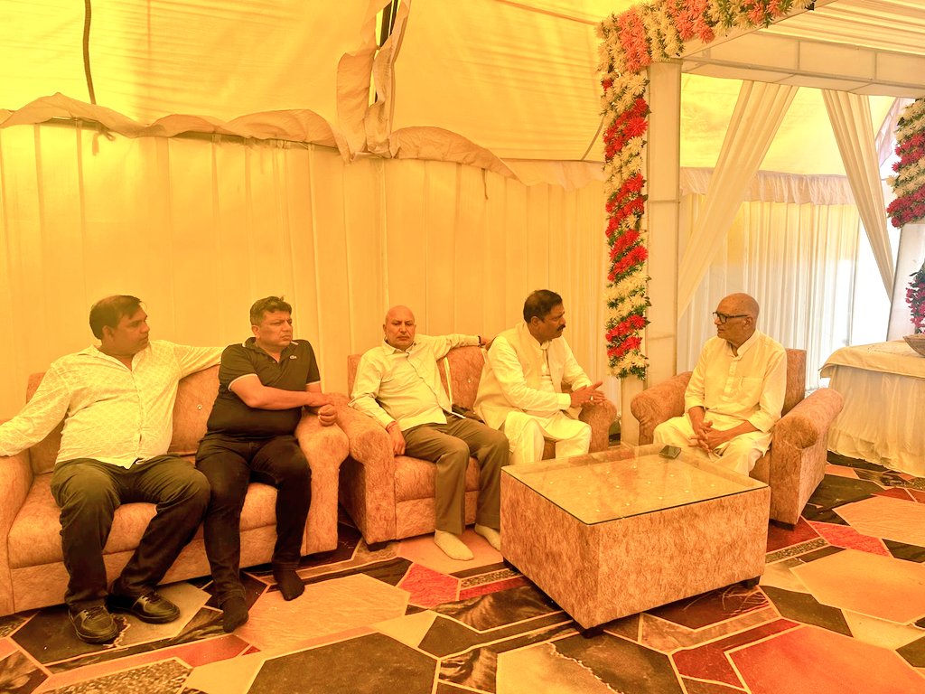 MenonArvindBJP's tweet photo. जौनपुर के निजामुद्दीनपुर गाँव में भाजपा के वरिष्ठ नेता व पूर्व संगठन मंत्री श्री जगत नारायण दूबे जी की धर्मपत्नी जी की निधन की दुखद सूचना पाकर उनके पैतृक आवास पर पहुंचकर श्रद्धा सुमन अर्पित किया। https://t.co/VSTSI2CBqB