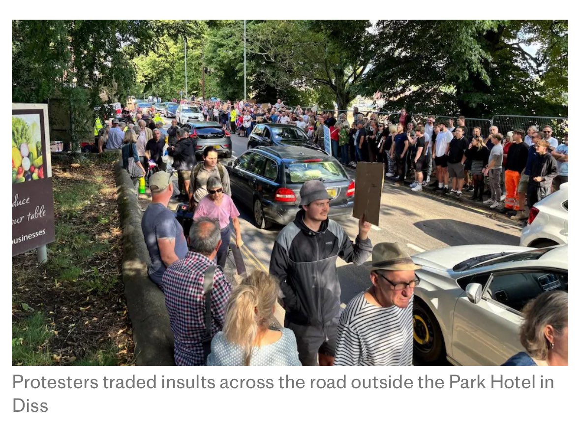 mansfieldrv6's tweet image. Yesterday in Norfolk a group of people arrived shouting;
‘say it loud, say it clear, refugees are welcome here’
But as the Telegraph reports - they were ‘vastly outnumbered’ and had to leave.
We will keep standing tall with pride and dignity - they are in the minority.