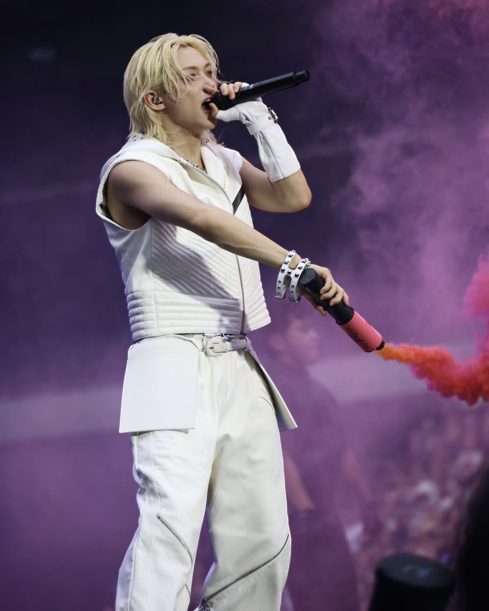 LouisVuitton_JP's tweet image. 現在ワールドツアー中のフィリックス。ロンドンでの公演では、ニコラ・ジェスキエールによるカスタムルックをまとってパフォーマンスを披露。